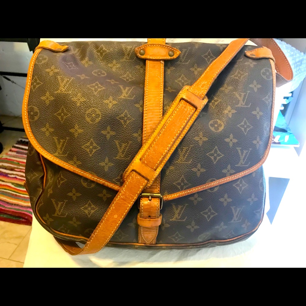 Louis Vuitton Classic Saumur 35 Crossbag.